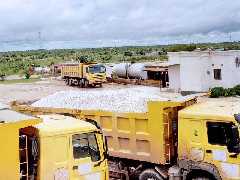 Les camions à benne basculante 8X4 sont souvent utilisés pour le transport à courte distance de sable, de gravier, de minerai et d